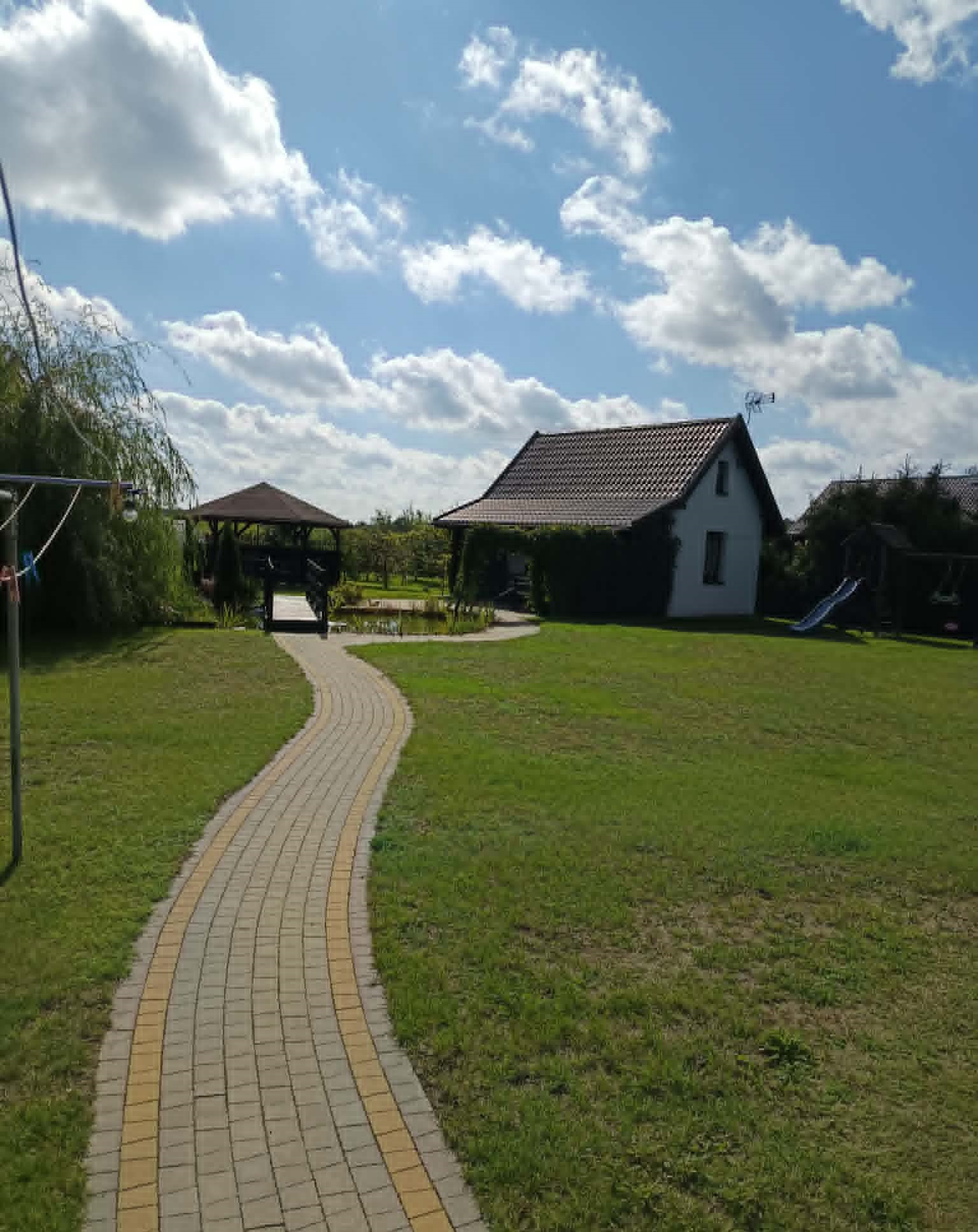 Domek — widok z ogrodu